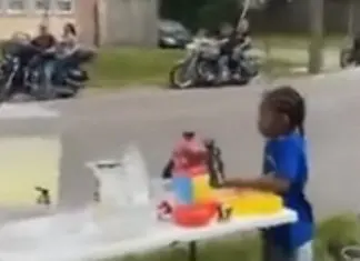 Motards fazem paragem para comprar limonada a crianças Motards fazem paragem para comprar limonada a crianças