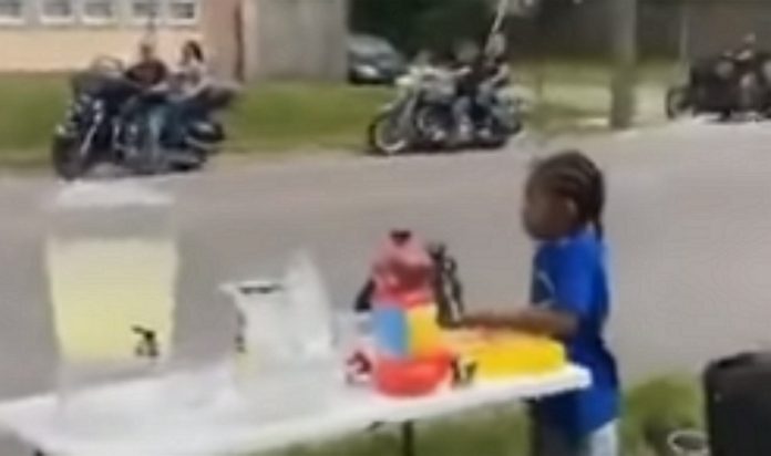 Motards fazem paragem para comprar limonada a crianças Motards fazem paragem para comprar limonada a crianças