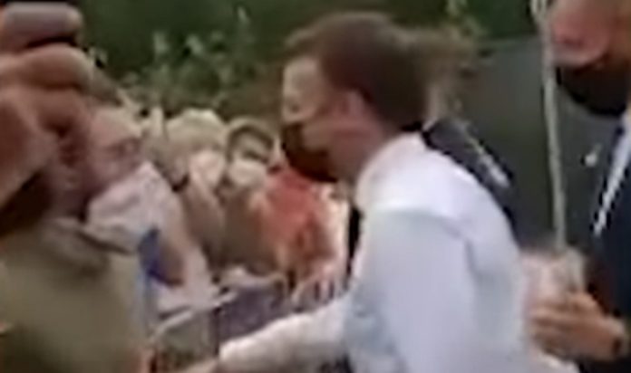 Presidente Macron é agredido numa visita ao sudeste de França Presidente Macron é agredido numa visita ao sudeste de França