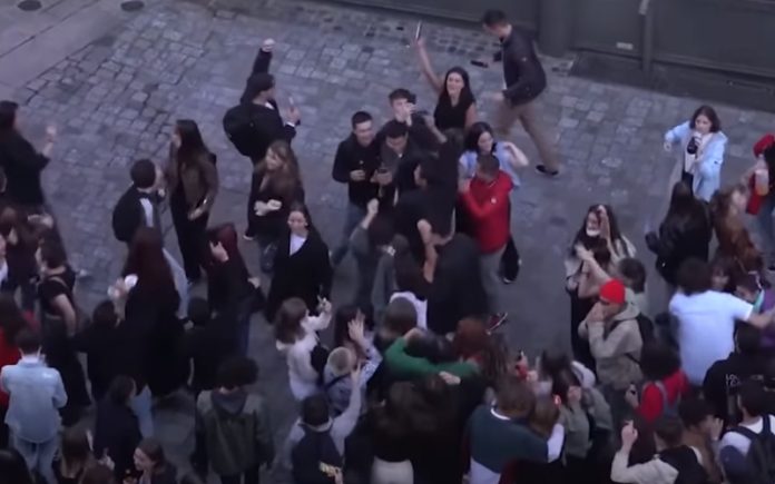 Centenas de pessoas juntas para assistir a concerto falso de Daft Punk