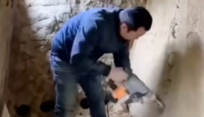 Homem faz casa fabulosa a partir de uma pedra na montanha