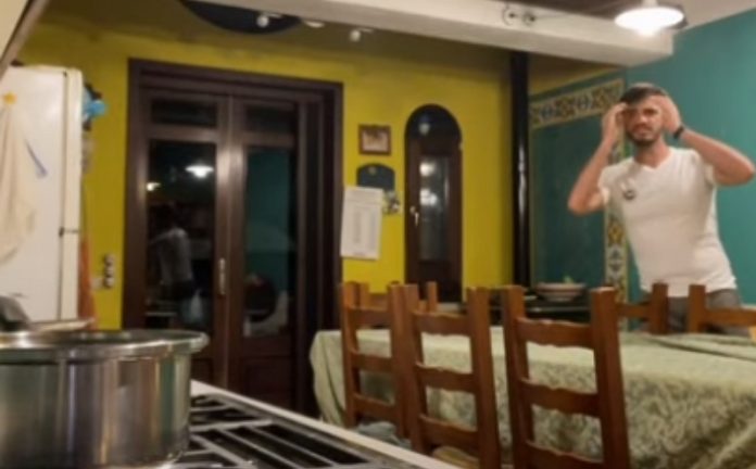 Italiano fica «fulo» ao ver namorada partir esparguete à sua frente Italiano fica «fulo» ao ver namorada partir esparguete à sua frente