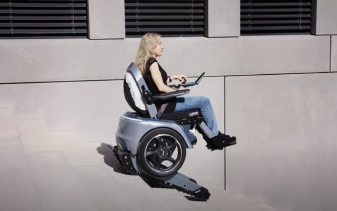 Cadeira de rodas elétrica permite descer escadas e subir a cadeira
