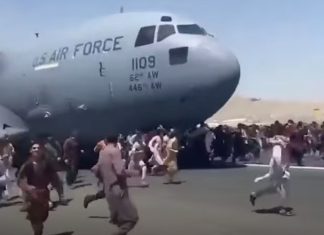 Centenas de pessoas agarram-se a avião em descolagem para escaparem de Kabul