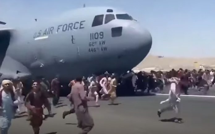 Centenas de pessoas agarram-se a avião em descolagem para escaparem de Kabul