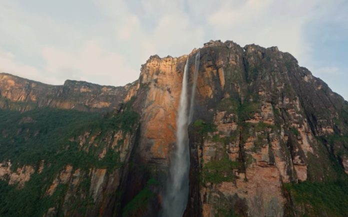 Drone consegue imagens únicas de queda de água na Venezuela Drone consegue imagens únicas de queda de água na Venezuela