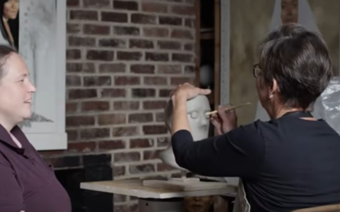 Escultora faz obras de entes queridos de pessoas cegas Escultora faz obras de entes queridos de pessoas cegas