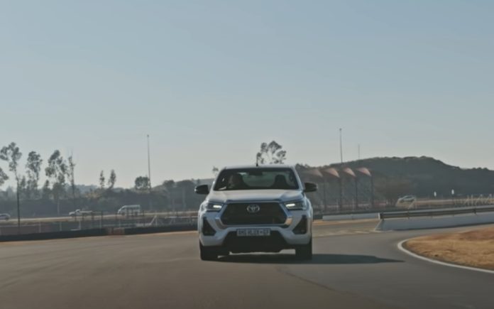 Homem reforma Toyota Hilux com um motor de um C63 AMG