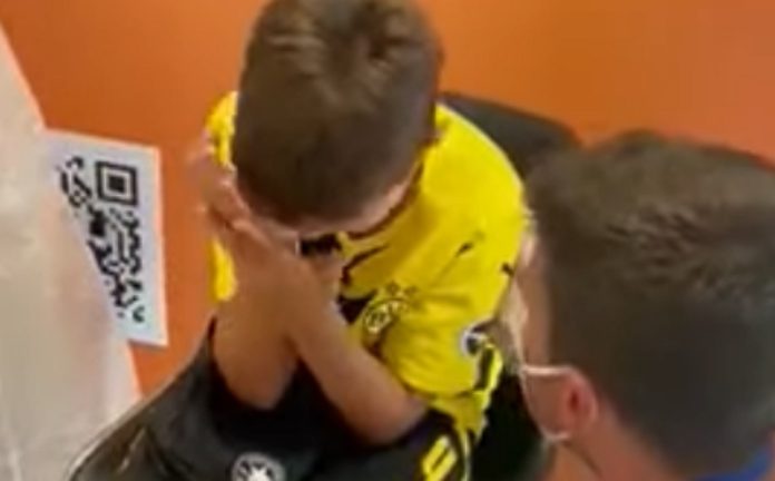 Menino autista entra em pânico ao ser obrigado a fazer o teste de Covid na Ryanair