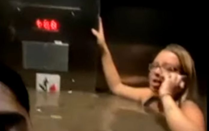 Moradores ficam presos no elevador durante inundação Moradores ficam presos no elevador durante inundação