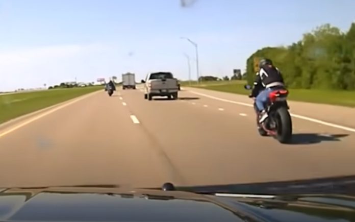 Motociclista fica sem gasolina quando fugia da polícia Motociclista fica sem gasolina quando fugia da polícia