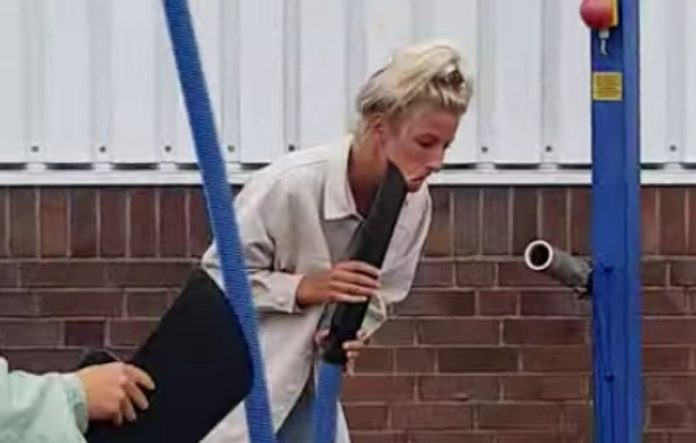 Mulher fica com a cara presa em aspirador ao lavar o carro Mulher fica com a cara presa em aspirador ao lavar o carro