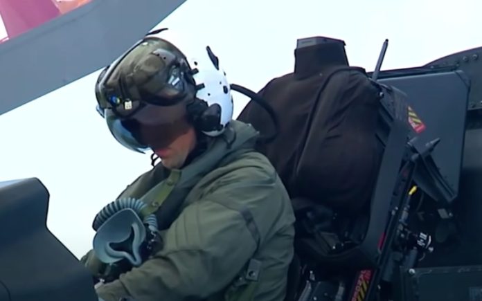 Vídeo mostra F-35 de perto e capta aterragem vertical