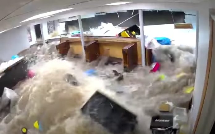 Água derruba parede de casa de família durante furacão Ida