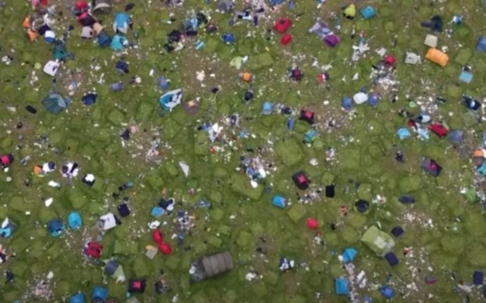Festivaleiros deixam toneladas de lixo para trás em Inglaterra Festivaleiros deixam toneladas de lixo para trás em Inglaterra