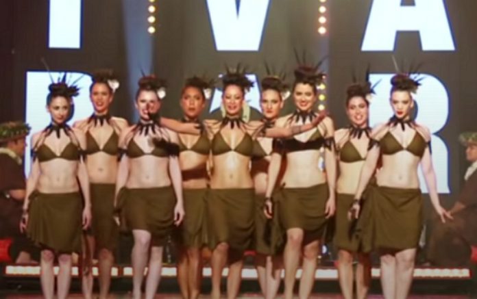 Grupo faz apresentação de dança taitiana em Paris e deixa todos rendidos