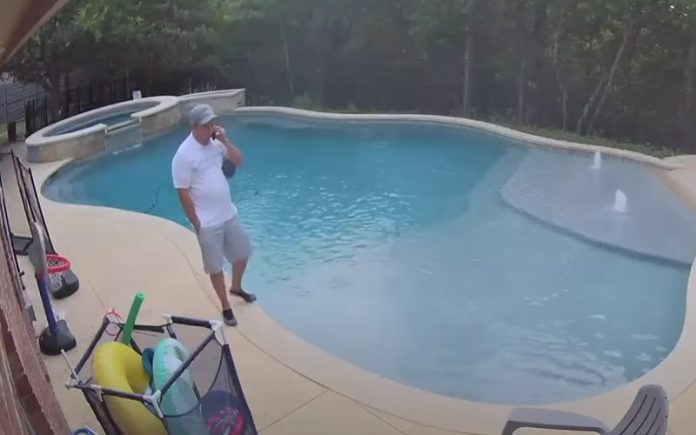 Homem cai à piscina enquanto falava ao telemóvel