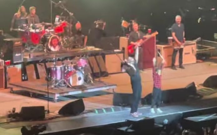 Menina de 11 anos toca bateria em espetáculo dos Foo Fighters Menina de 11 anos toca bateria em espetáculo dos Foo Fighters