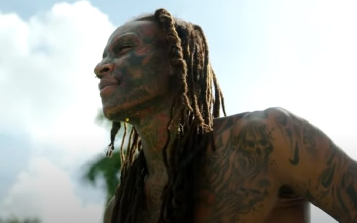 Modelo cheio de tatuagens na cara e rosto aceita desafio de ver-se sem elas Modelo cheio de tatuagens na cara e rosto aceita desafio de ver-se sem elas