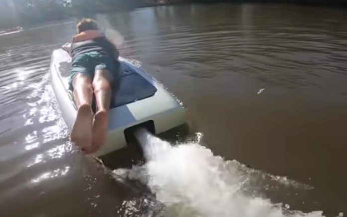 Pranchas de Surf elétricas atingem os 60 kmh em apenas 4 segundos Pranchas de Surf elétricas atingem os 60 km/h em apenas 4 segundos