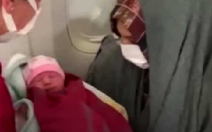 Refugiada afegã dá à luz dentro do avião, a caminho do Reino Unido Refugiada afegã dá à luz dentro do avião, a caminho do Reino Unido