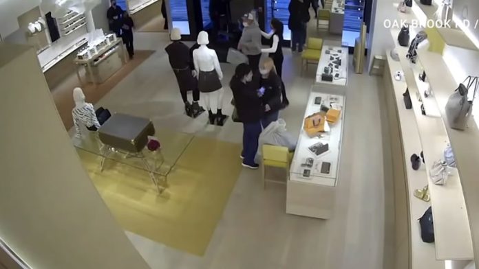 14 ladrões conseguem roubam mais de 100 mil dólares em loja da Louis Vuitton