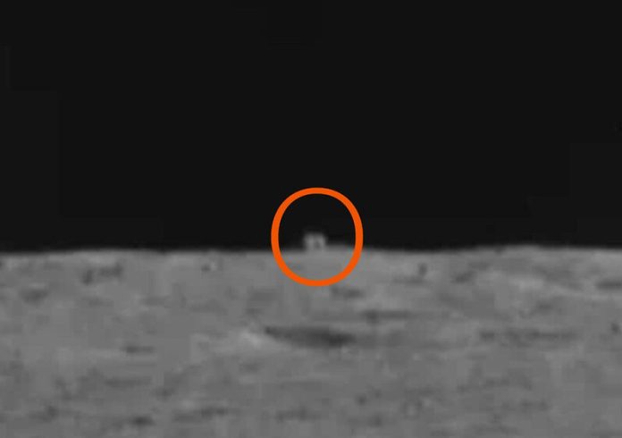 solo lunar, espaço escuroe um objeto ao fundo que parece um acabana