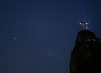 Cristo Redentor à noite, cometa próximo