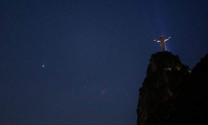 Cometa ao lado do Cristo Redentor Cristo Redentor à noite, cometa próximo