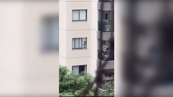 Criança no parapeito da janela segundo andar de umpredio crianca anda no parapeito da janela
