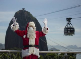 Morro do Pão de açucar atrás, Pai Natal a frente