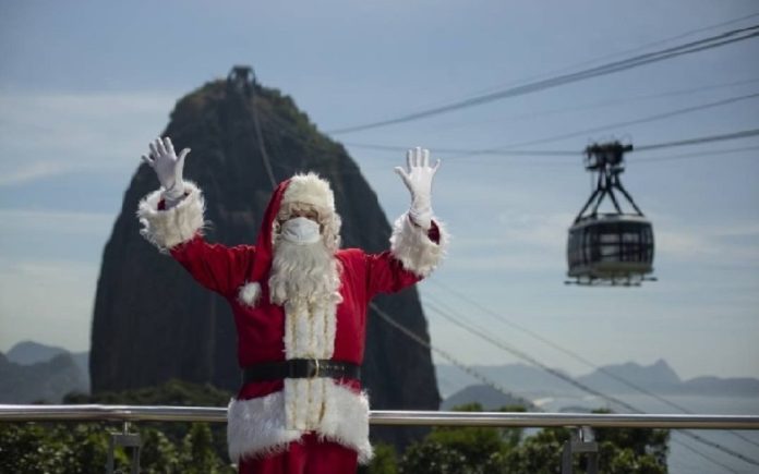 Pai Natal chega pelo Pão de Açucar no Rio de Janeiro Morro do Pão de açucar atrás, Pai Natal a frente