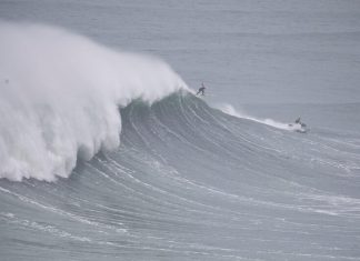 Ondas com espuma e surfista