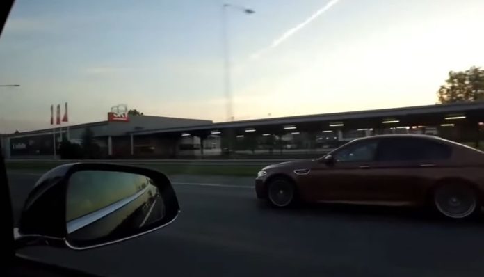 Tesla e BMW divertem-se a mais de 150 km h até que passa um camião