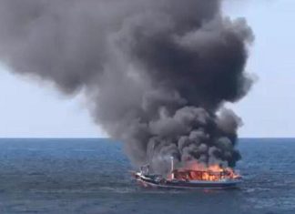 barco queimando nuvem de fumaça do incêndio