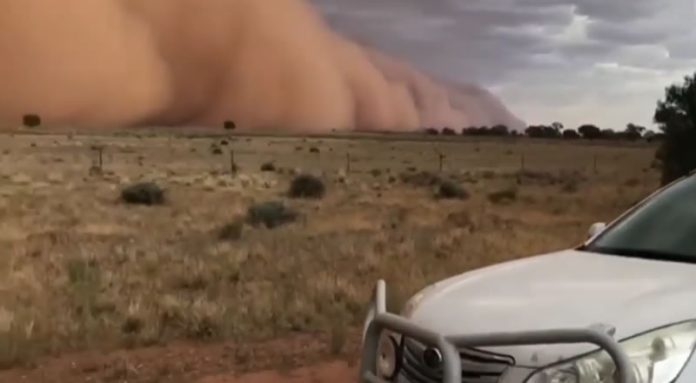Uma gigantesca tempestade de areia na Austrália