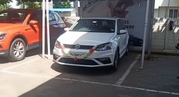 Homem destrói o seu carro novo mesmo antes de sair do concessionário