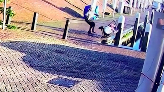 Mãe descuida-se e carrinho de bebé desliza até ao rio