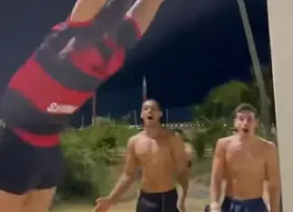 Mulher deixa homens de boca aberta com exercícios calisténicos