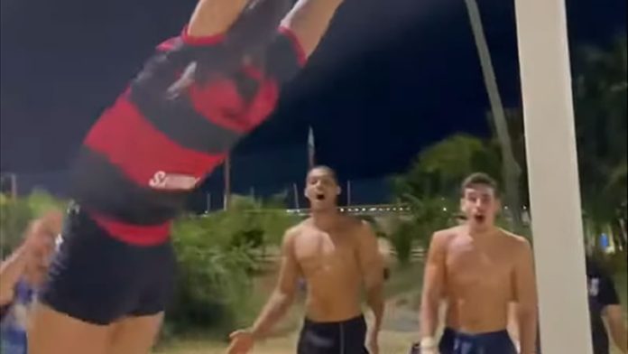 Mulher deixa homens de boca aberta com exercícios calisténicos