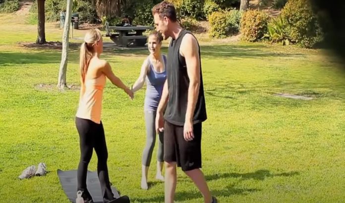 Aula de Yoga a fingir, instrutor e participante fazem partidas marotas