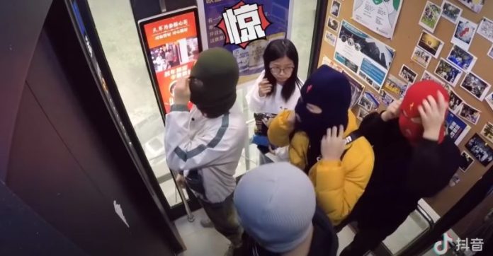 Disfarçados de ladrões, um grupo de jovens pregam partidas de rir pra valer