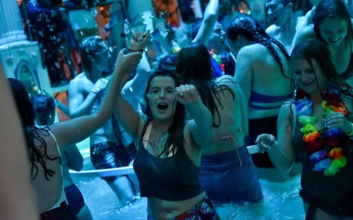 Festa da espuma, as discotecas na noite de Portugal há 31 anos atrás eram assim