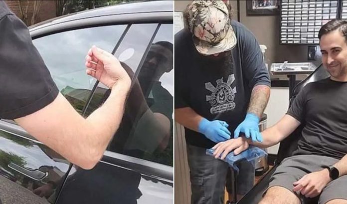 Homem implanta chip na mão para abrir o seu carro Tesla