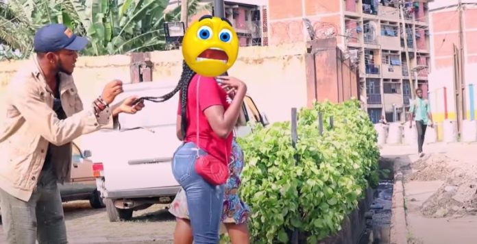 Homem prega susto a várias pessoas de terem um escorpião nas costas