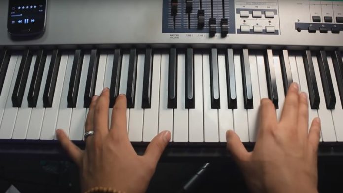 Jovem músico ensina a fazer uma música com um teclado midi ou piano eletrônico