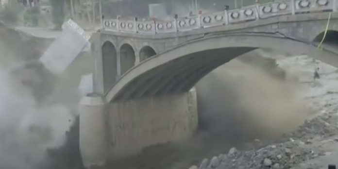 Ponte colapsa no Paquistão após inundações causadas pelo derreter de glaciares nos Himalaias