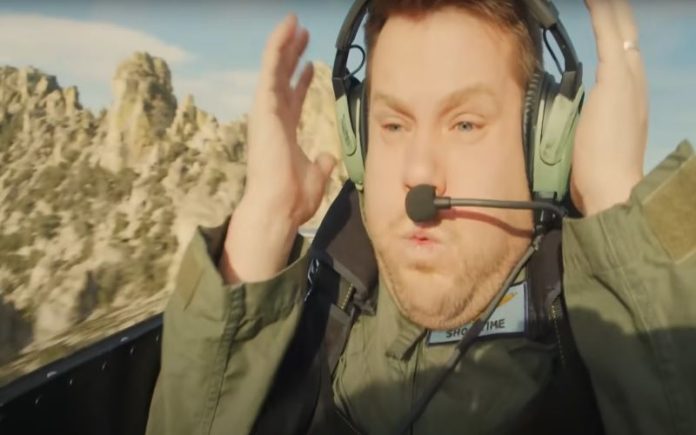 Tom Cruise do filme Top Gun Maverick, pilota avião com James Corden abordo
