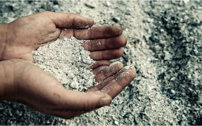 Criança a brincar com as cinzas da sua avó