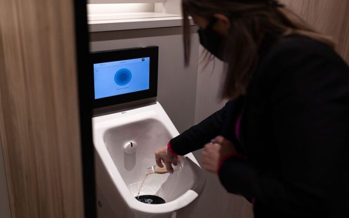 É assim que funciona o mictório inteligente que mede o nível de hidratação das pessoas